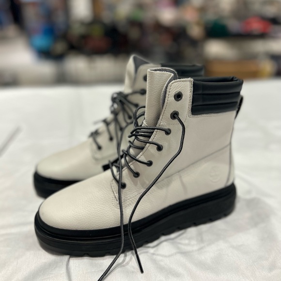 Timberland Boots - Picture 3 of 7